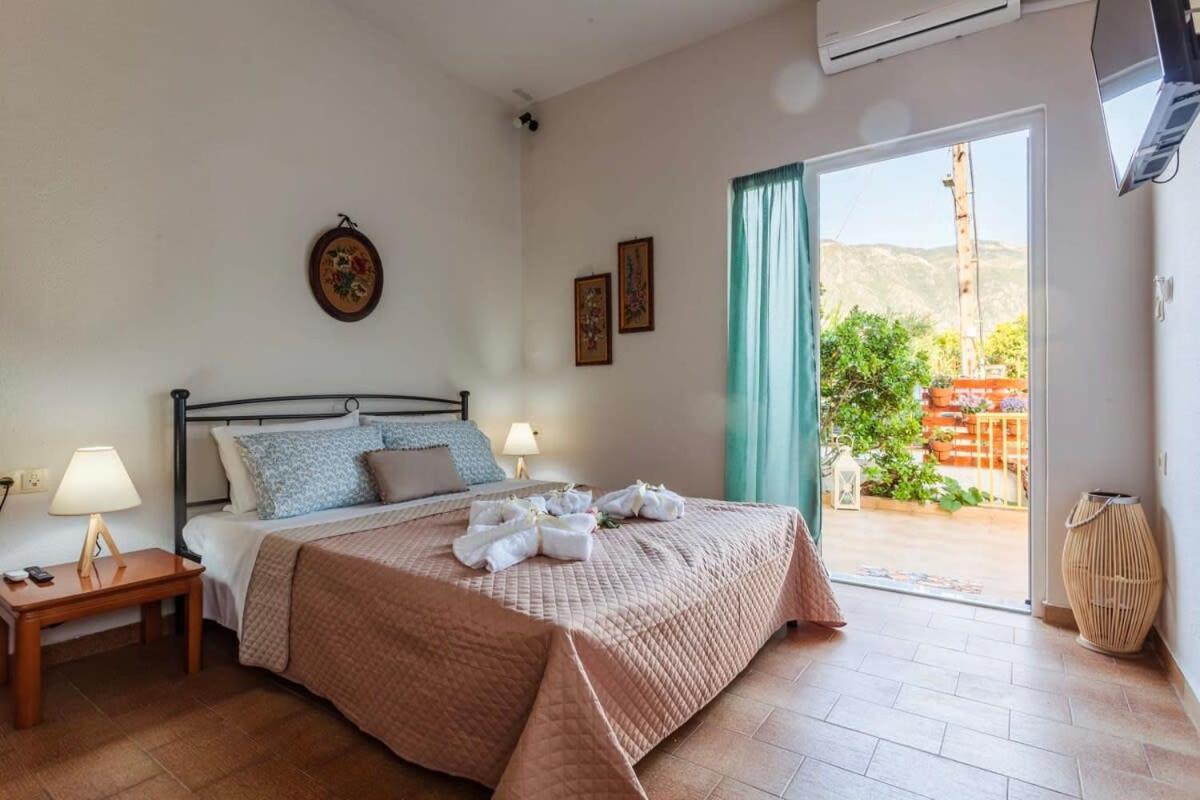 Summer Rose Garden Getaway - A Step To The Beach Kalamata Zewnętrze zdjęcie