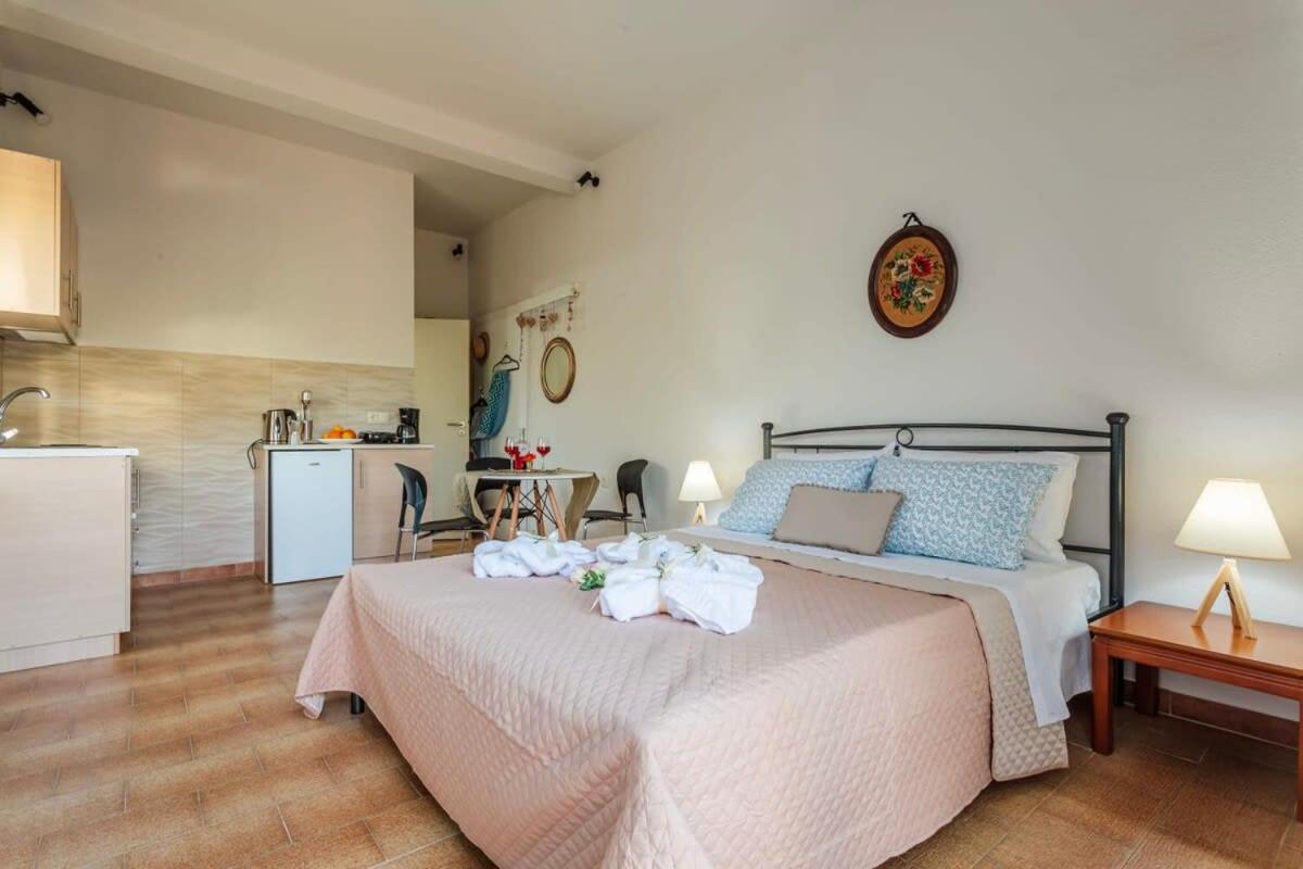 Summer Rose Garden Getaway - A Step To The Beach Kalamata Zewnętrze zdjęcie