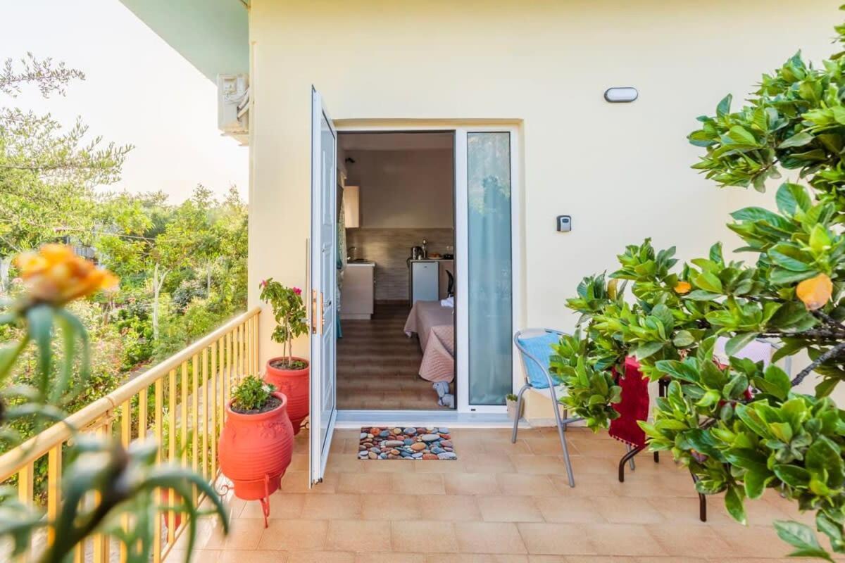 Summer Rose Garden Getaway - A Step To The Beach Kalamata Zewnętrze zdjęcie